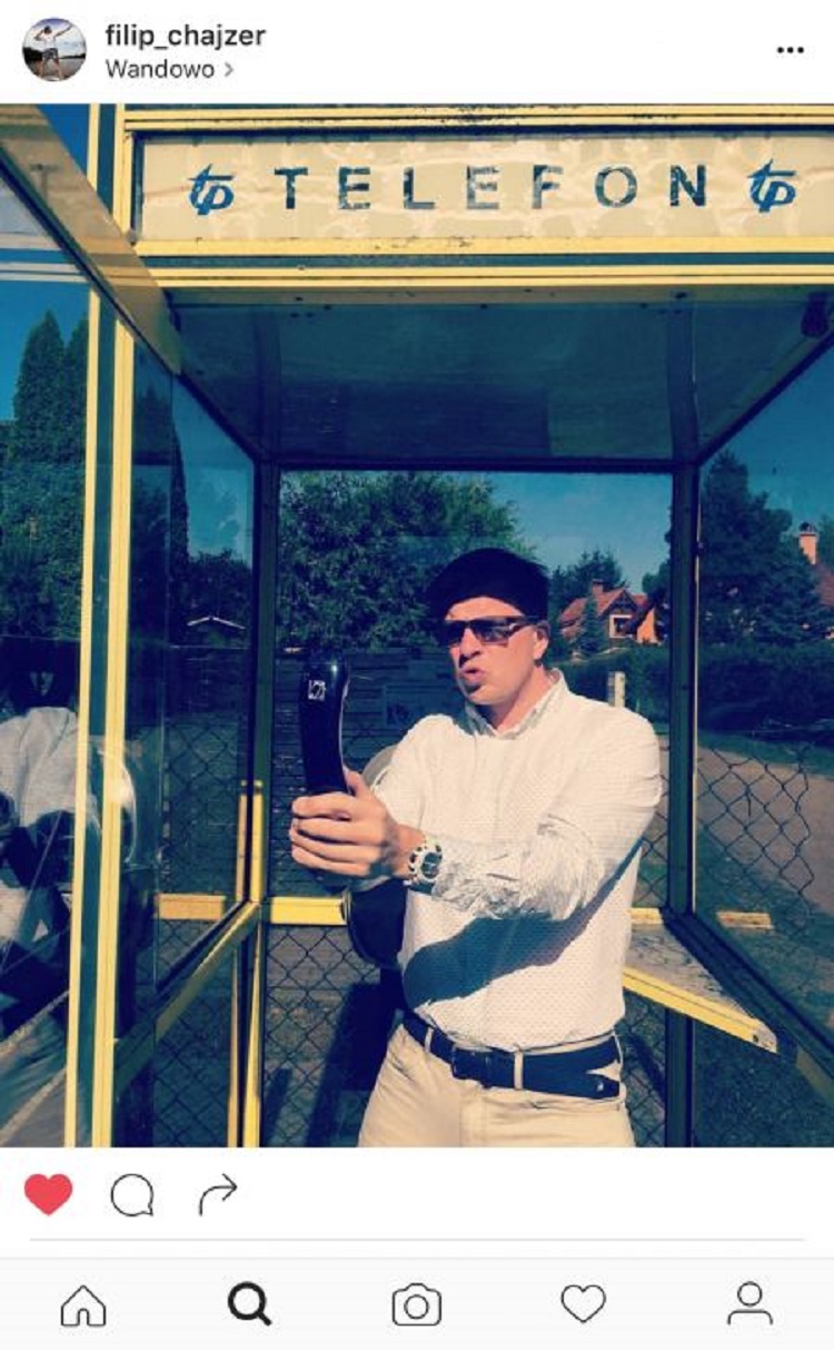 Filip Chajzer w budce telefonicznej