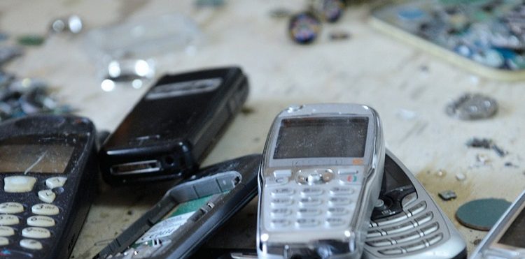 Biżuteria z telefonów - zdjęcie z procesu przygotowania i upcyklingu