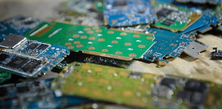 Biżuteria z telefonów - zdjęcie z procesu przygotowania i upcyklingu