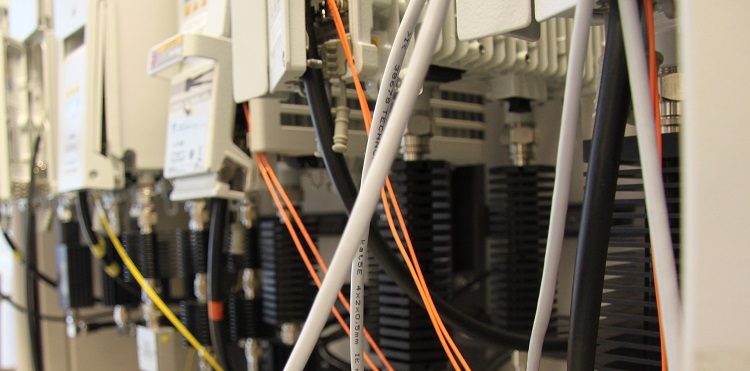 Grafika ilustracyjna - rekord prędkości internetu mobilnego w Orange Polska