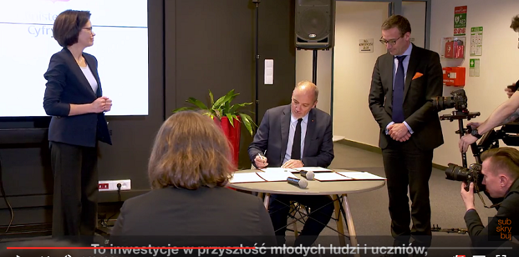 W trzy lata podłączymy do światłowodu ponad 4,5 tys. szkół – wideo
