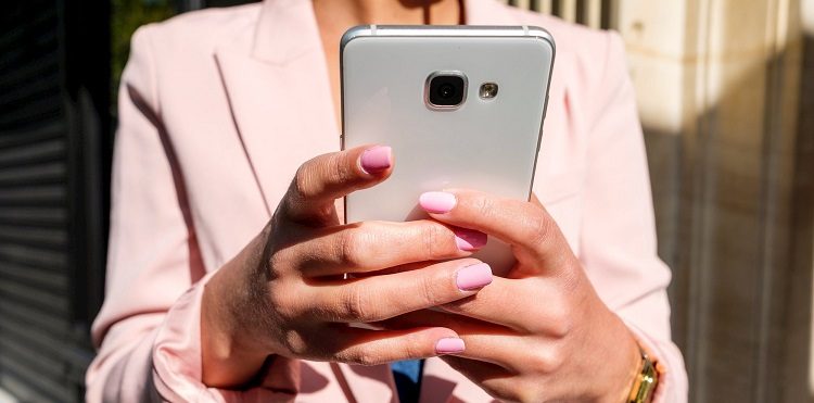 Grafika ilustracyjna do tekstu z listą telefonów z WiFi Calling i VoLTE w Orange