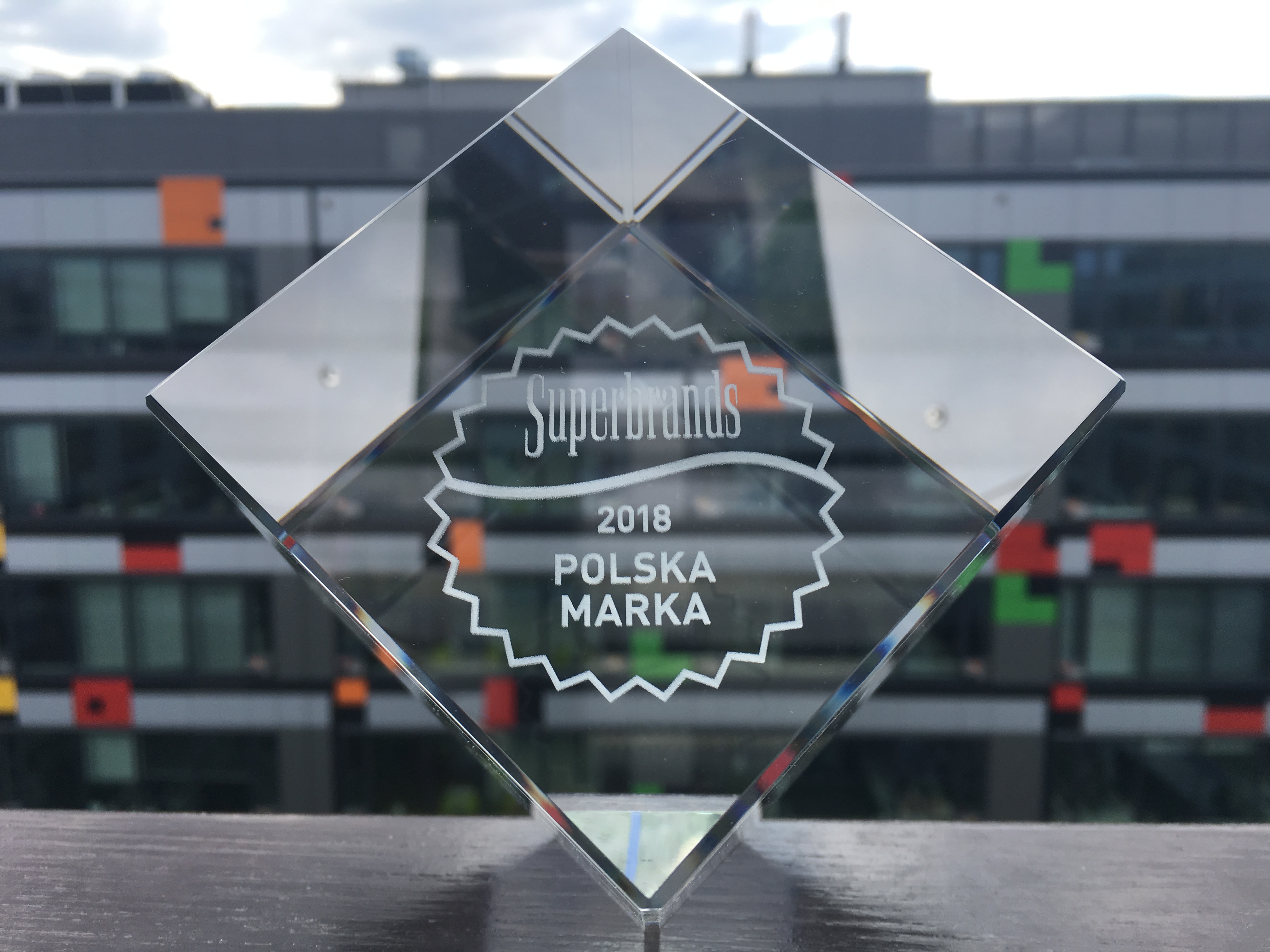 Nju mobile ze statuetką Superbrands Polska Marka 2018