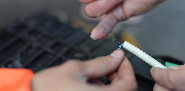 Niewidzialny światłowód w domu czyli marketingowa „fibersztuczka”