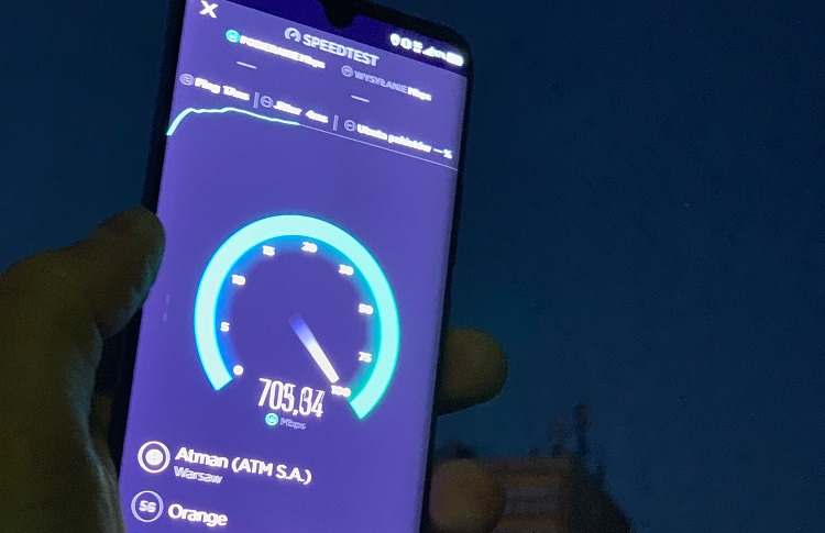 Wieczorny spacer ze smartfonem do 5G po Warszawie - zdjęcie speedtest 705 Mb/s