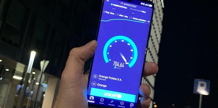 Wieczorny spacer ze smartfonem do 5G po Warszawie - zdjęcie speedtest