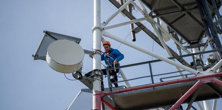 Technik przy radiolinii - zdjęcie ilustracyjne do tekstu o zastosowaniu radiolinii w przygotowaniu do 5G