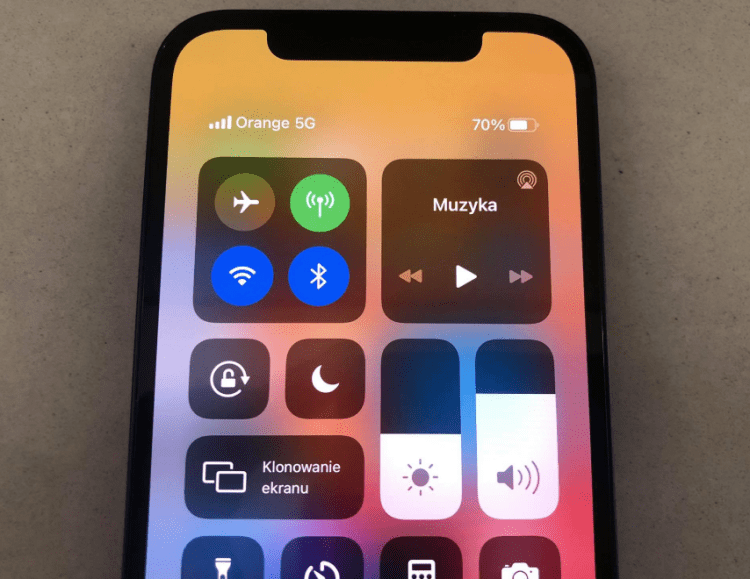 Przód smartfona iPhone 12
