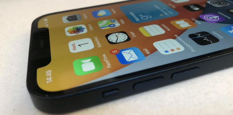 Bok smartfona iPhone 12