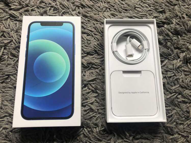 Pudełko ze smartfonem iPhone 12