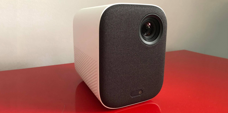 Recenzja Xiaomi Mi Smart Compact Projector. Kino w domu w cenie średniej klasy telewizora?