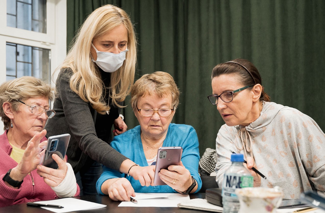 seniorki uczą sie korzystać ze smartfona 