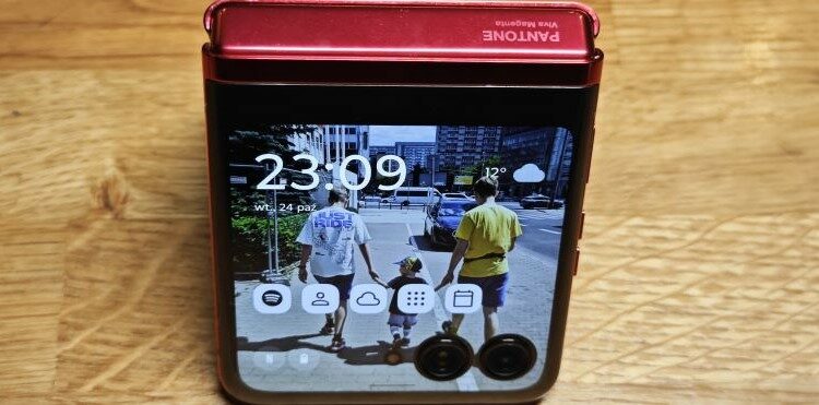 Motorola razr 40 ultra na wpół złożona