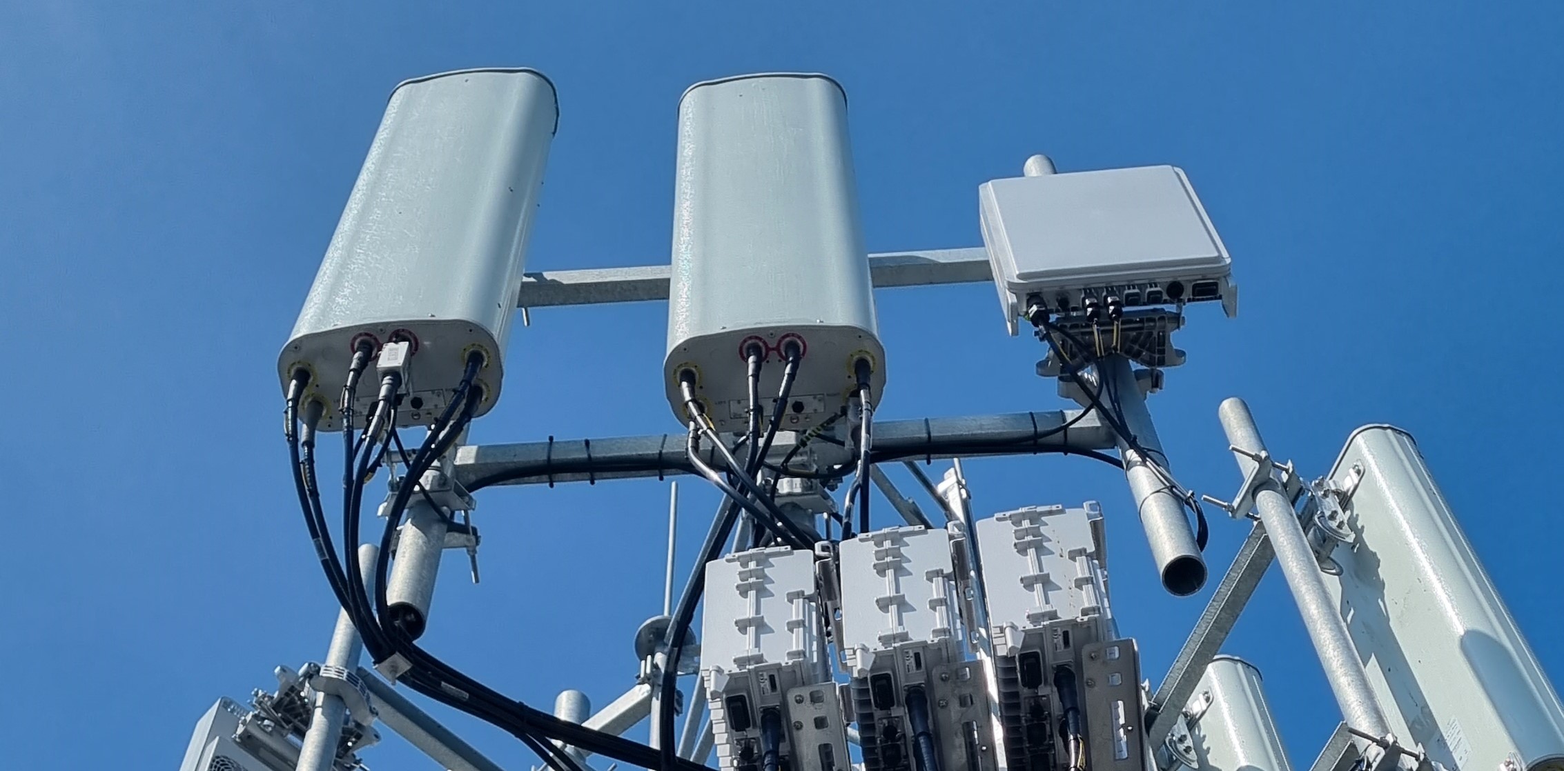 Stacje bazowe z 5G – odkrywamy karty