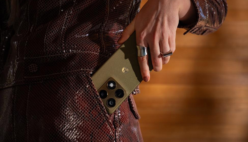 Motorola signature ze&nbsp;słuchawkami w&nbsp;prezencie